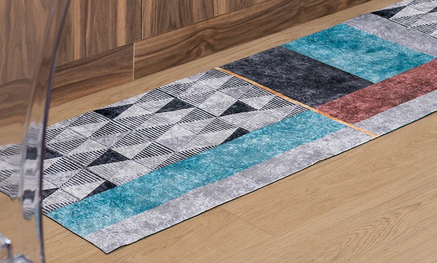 Image 13: Rutschfester Teppichläufer in Samt-Optik mit geometrischen Muster