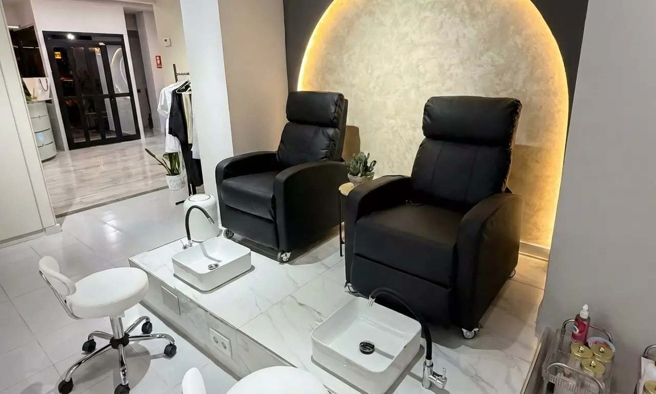 Sesión de peluquería con opciones de corte, tinte y mechas contorno