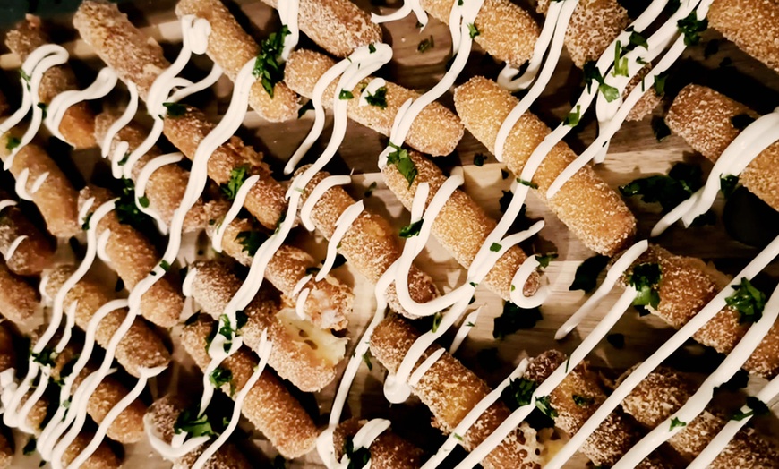 Image 1: Catering para 15-20 o 30-35 personas con salados y dulces variados