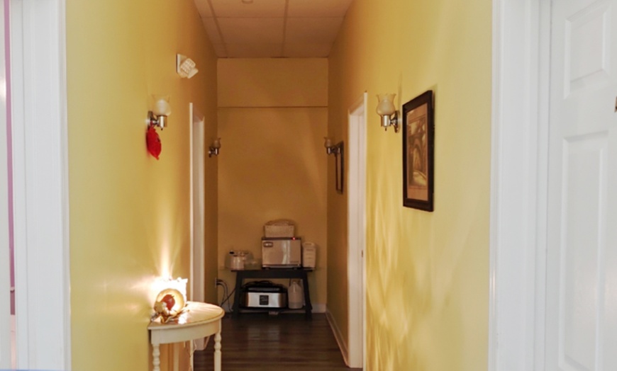 Image 2: 30- or 60-Min Foot / Body Massage with Optional Body Massage or Facial