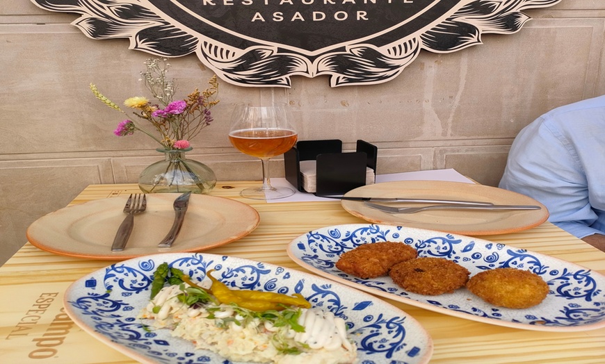 Image 6: Menú de cochinillo al horno de leña en Asador Reconquista