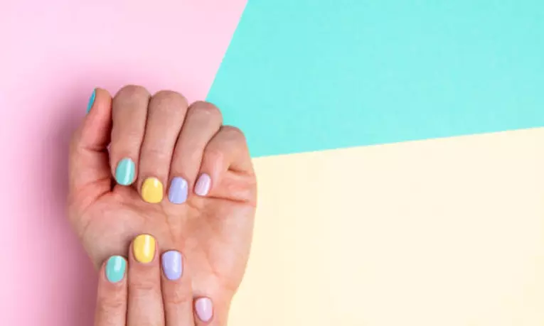 1 o 2 sesiones de manicura y pedicura semipermanente para 1 persona