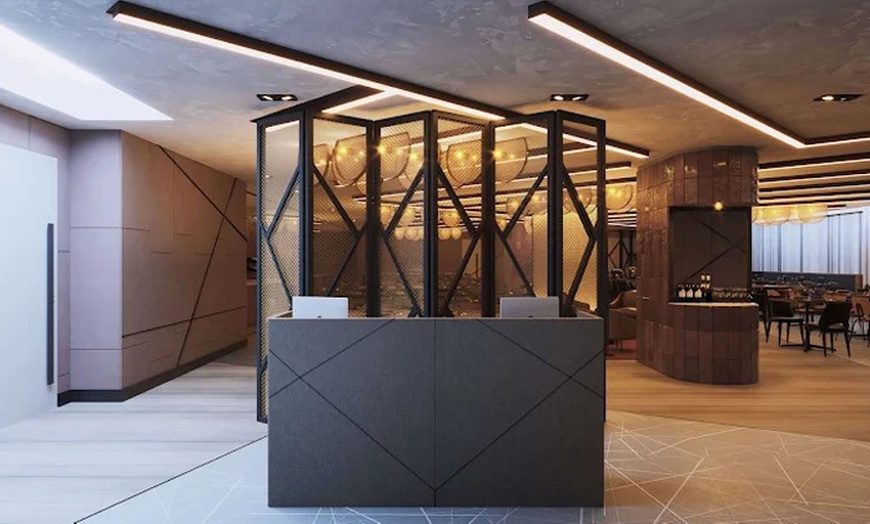 Image 22: Menú fusión para 2 o 4 personas con postre y opción a botella de vino