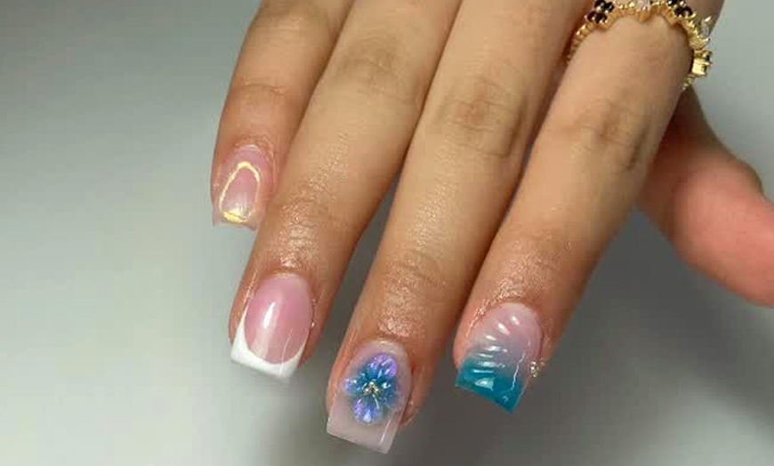 Image 6: 1 o 3 sesiones de manicura y/o pedicura clásica o semipermanente