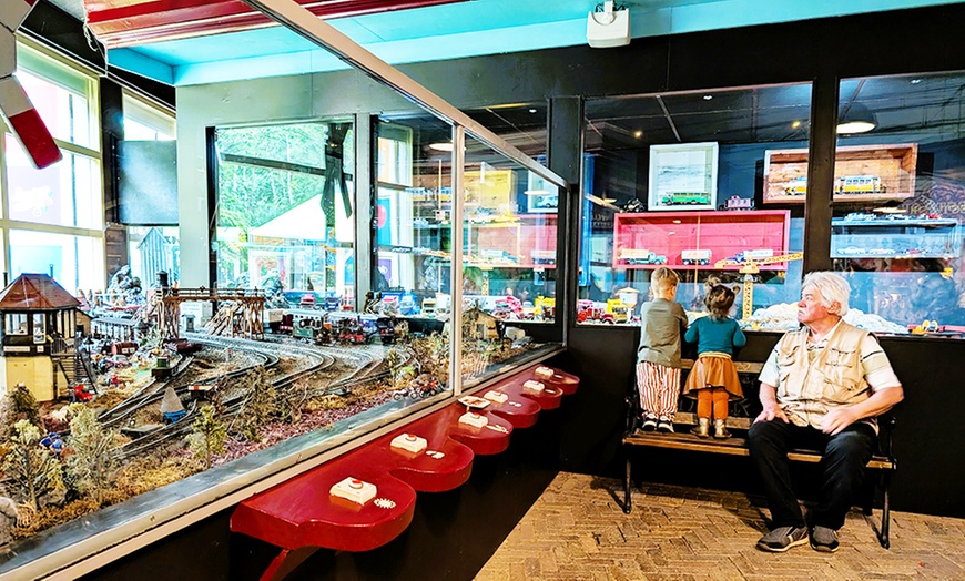 Image 15: Speelgoedmuseum meets Jurassic Park: alles-in-één ticket voor Spelebos