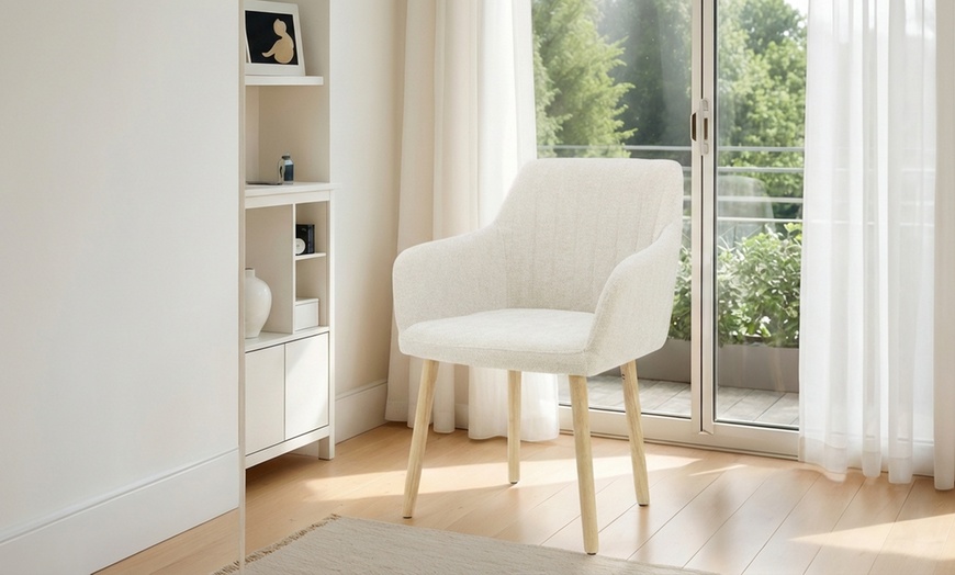 Image 2: Sillón tapizado de estilo escandinavo con patas de madera natural