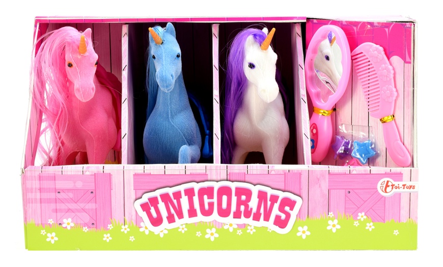 Image 1: Unicorn Stable with Three Unicorns