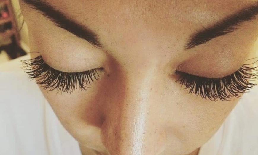 Image 11: Achieve Glamorous Lashes with Eyelash Extensions