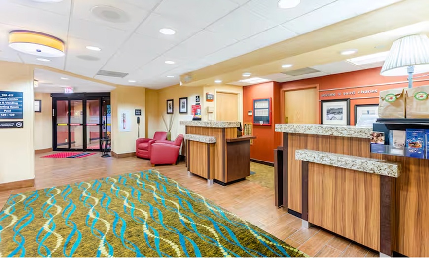 Image 2: Close to Shopping, Dining, & St. Charles Attractions