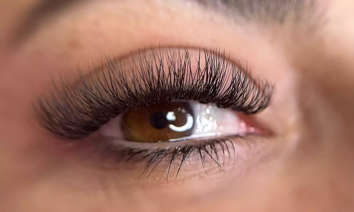 Realza tu mirada: lifting, tinte o extensiones de pestañas a elegir