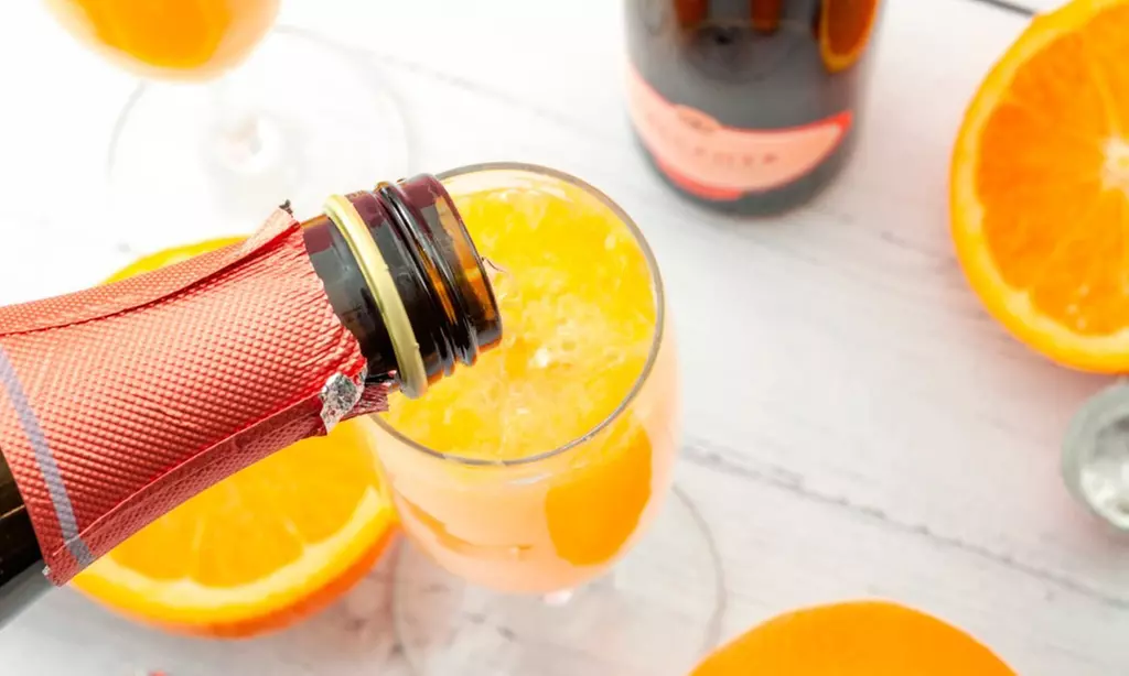 Brunch con platos salados, dulces, bebidas y mimosa clásica