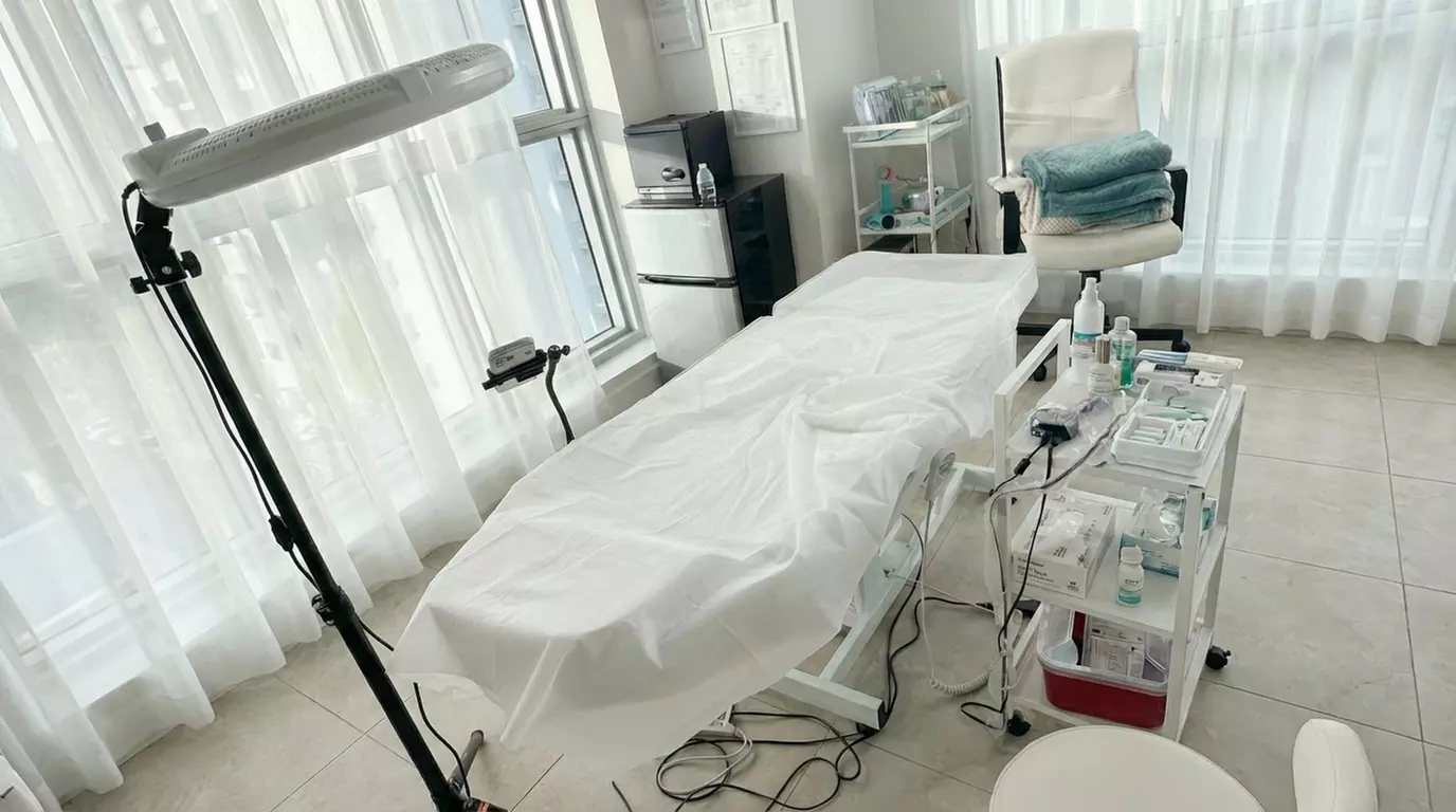 Get Full Set of Classic, Hybrid, or Volume Eyelash Extensions Sessions