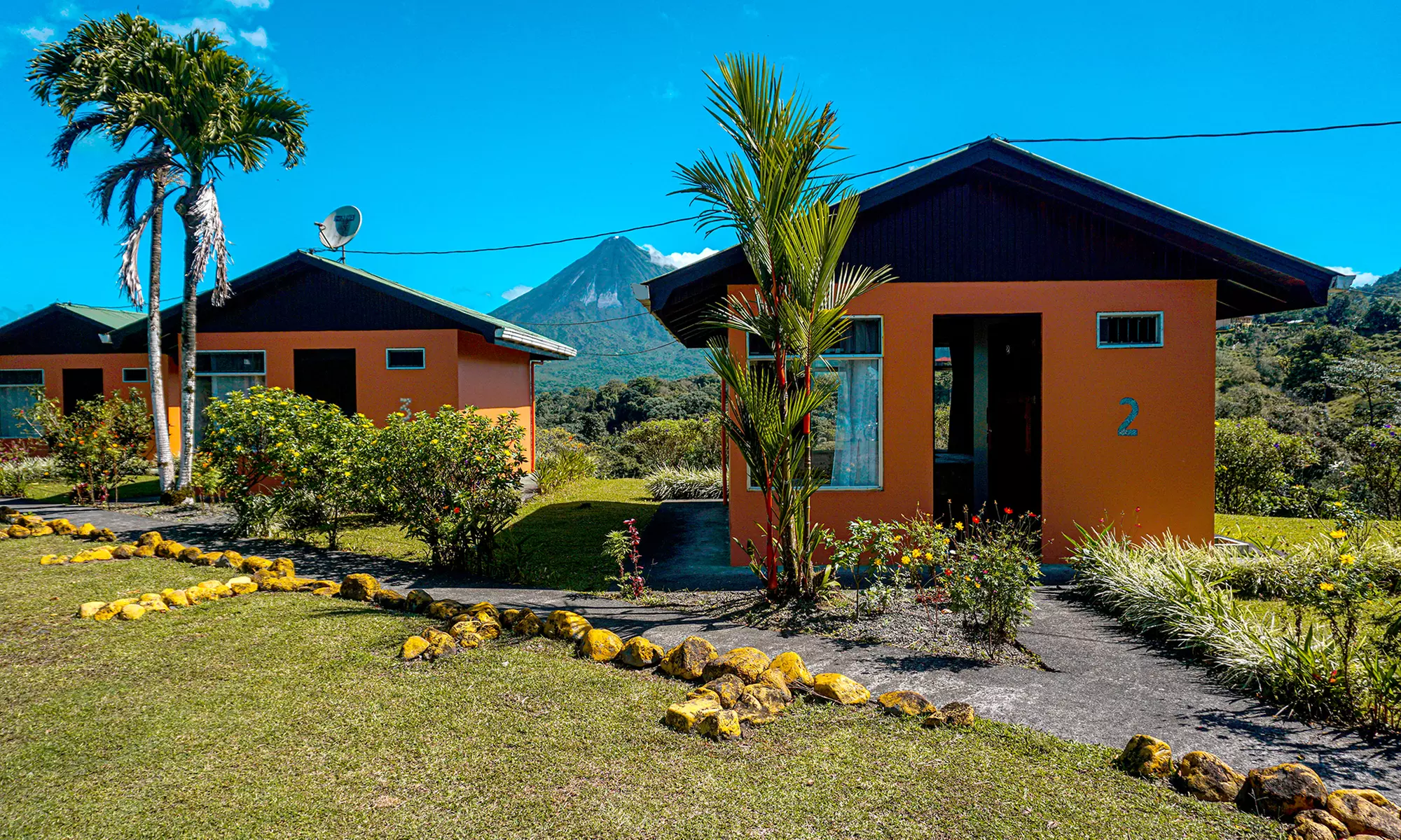 ✈ 4-Night Costa Rica Getaway: Chateau Arenal w/ Air & Hotels
