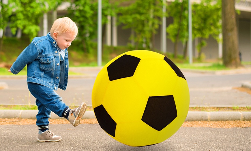 Image 2: Kids' Giant Mega Ball