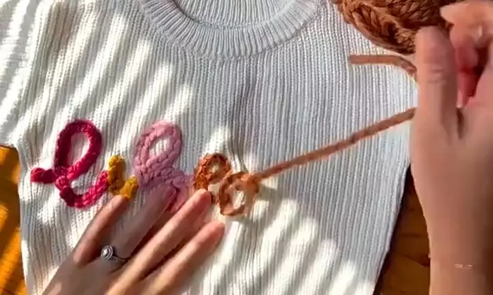 Bestickter Baby-Pullover nach Wahl