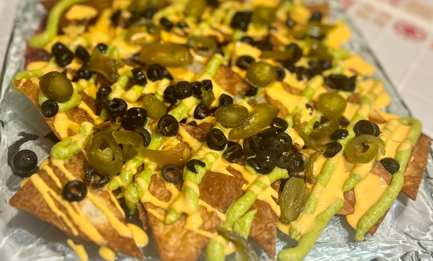 Image 5: Menú andaluz con entrantes, principales y bebidas