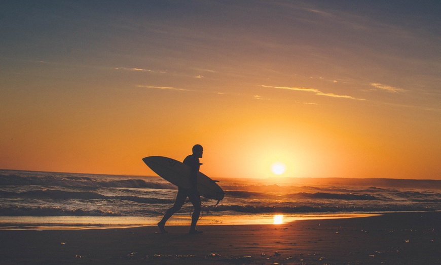 Image 2: Location de planche surf et combinaison pour débutants et pros