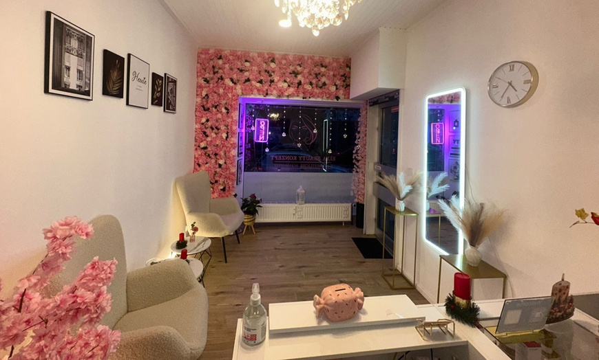 Image 2: Bis zu 38% Rabatt auf den Maniküre-Pediküre bei Elya Beauty