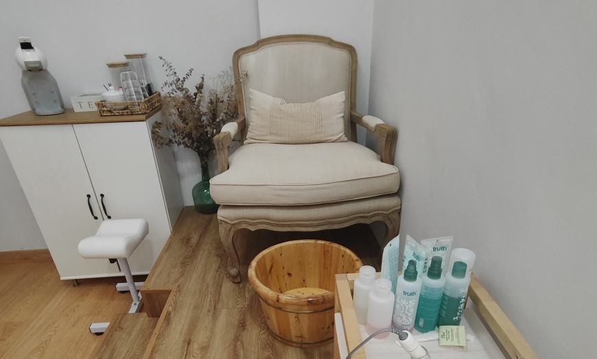 Image 9: Manicura o pedicura con opción a refuerzo o primera puesta de acrygel