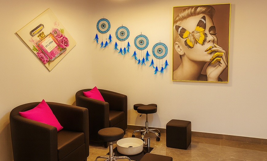 Image 2: Professional Hair Coloring Services – Root Touch-Up, Color & Highlight