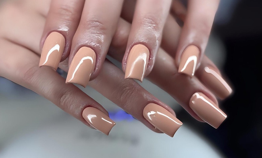 Image 17: 1 sesión de manicura, pedicura o ambas o uñas de gel a elegir