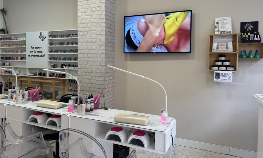 Image 4: 1 o 2 sesiones de manicura y/o pedicura con esmaltado semipermanente