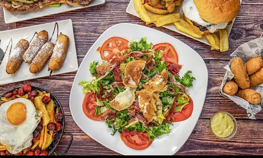 Image 3: Menú de hamburguesas con entrante, postre y bebida para 2 o 4 personas