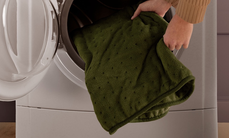 Image 8: Silentnight Luxury Heated Throw, Energy-Efficient Fleece Comfort