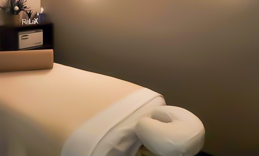 Image 2: 60-Min or 90-Min Deep Tissue Massage with Mask or Aromatherapy