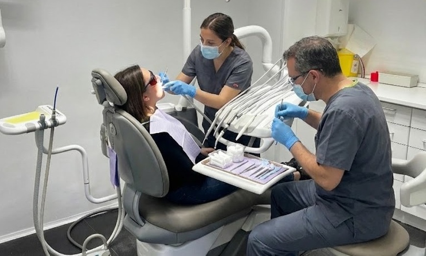 Image 1: Limpieza con ultrasonidos y flúor o curetaje de 1 o 2 arcadas