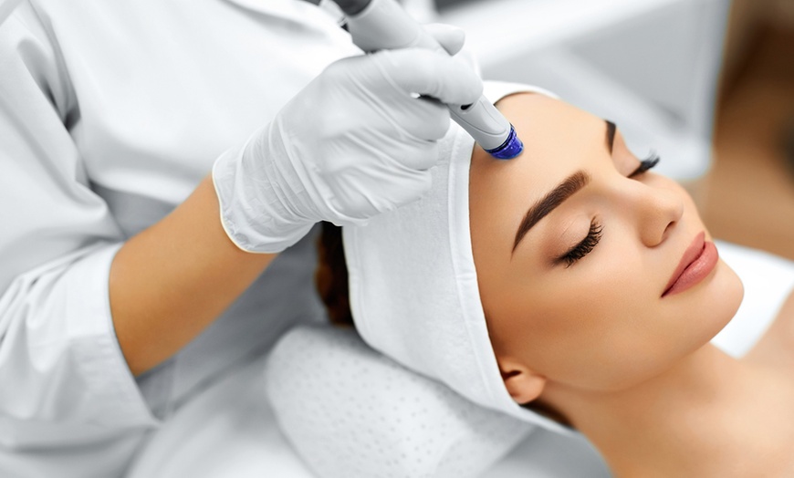 Image 1: Tratamiento facial con exfoliación, sérum, masaje y máscara LED para 1