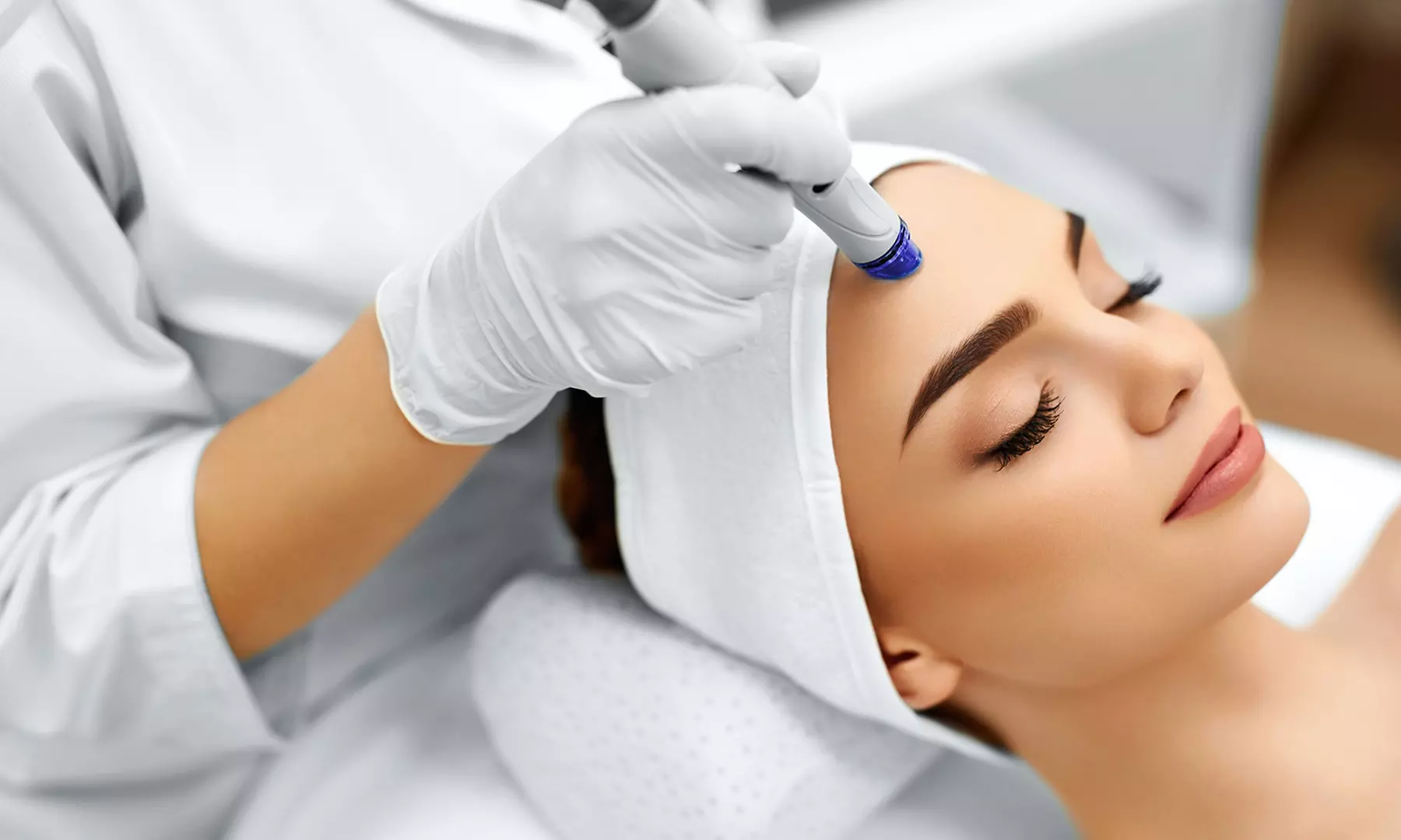 Tratamiento facial con exfoliación, sérum, masaje y máscara LED para 1