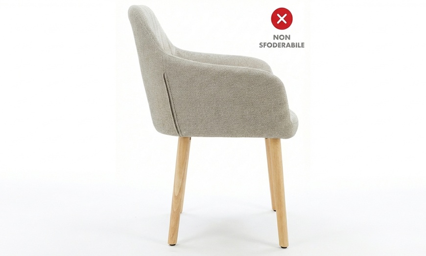 Image 20: Sillón tapizado de estilo escandinavo con patas de madera natural