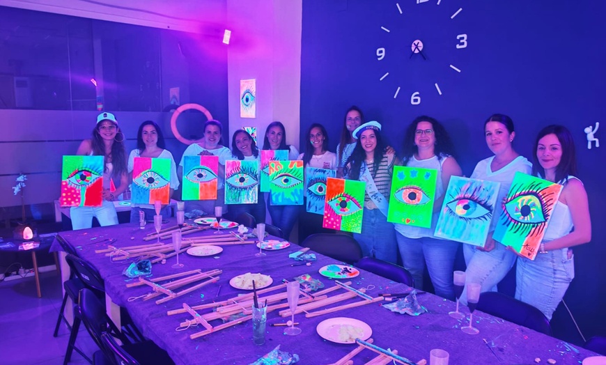 Image 10: Experiencia creativa de arte, neón y barra libre de vino para 1 o 2