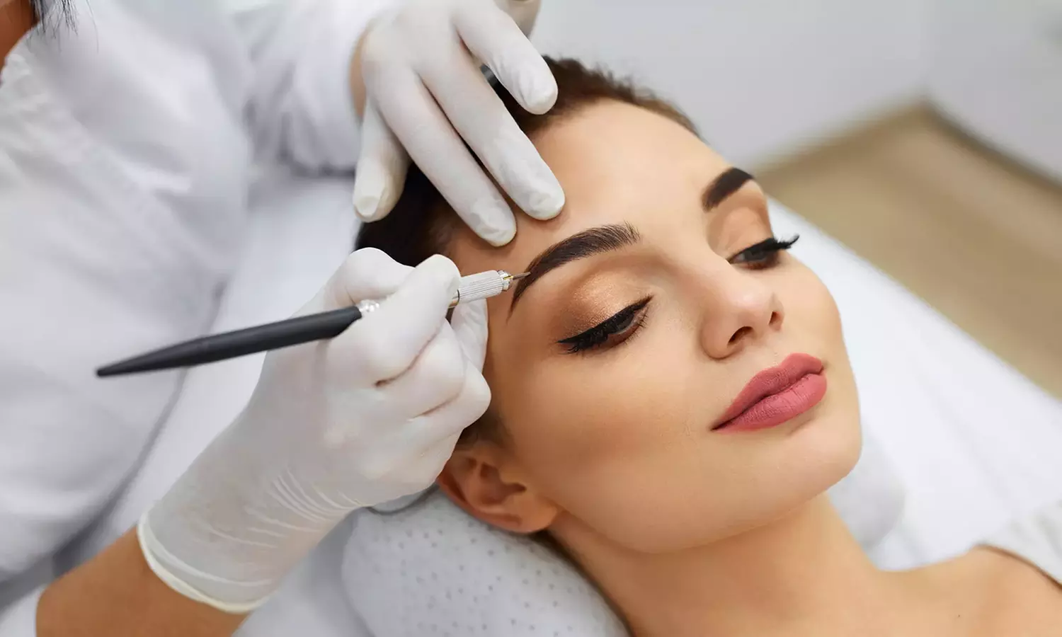 Sesión de microblading de cejas u ojos o micropigmentación de labios