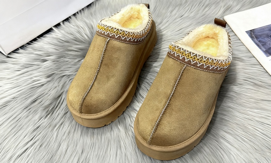Image 5: Pair of Slip On Warm Slippers for Women
