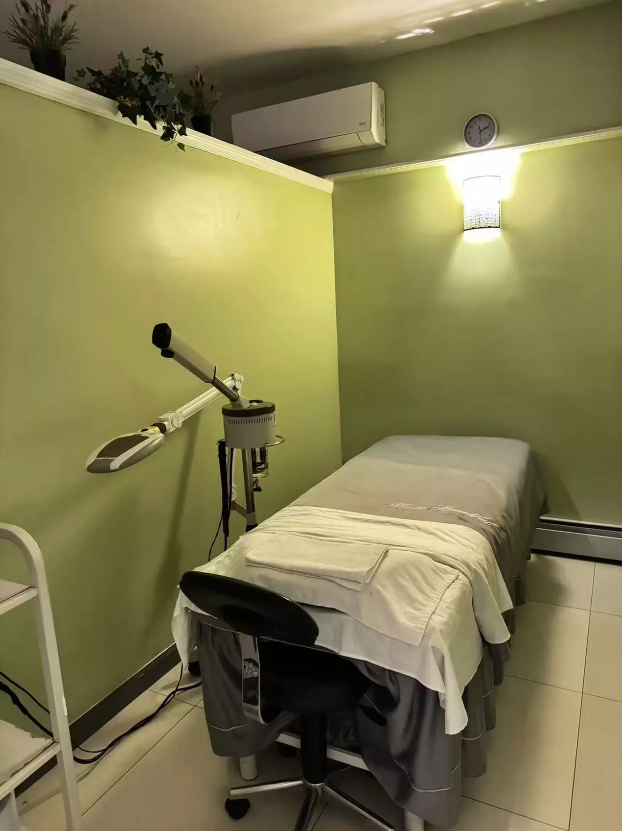 One Spa Combo (70-Minute): 30-Min Massage and 40-Min Signature Facial