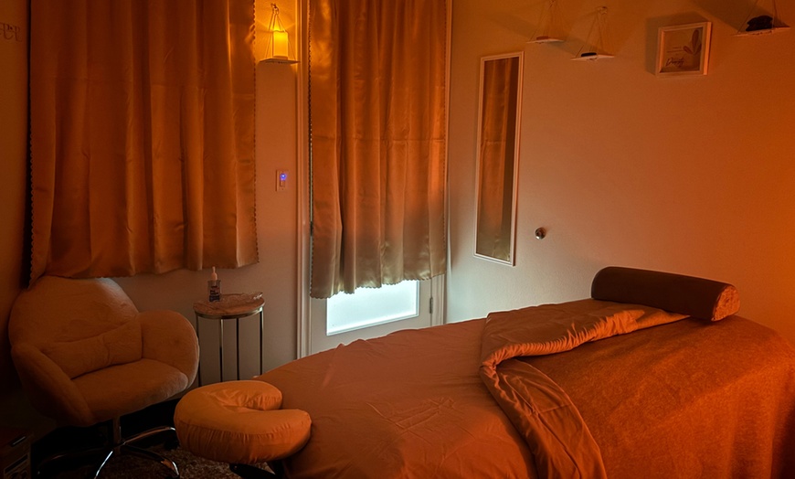 Image 3: Customized Massage with Hot Stone & Aromatherapy for Total Relaxation
