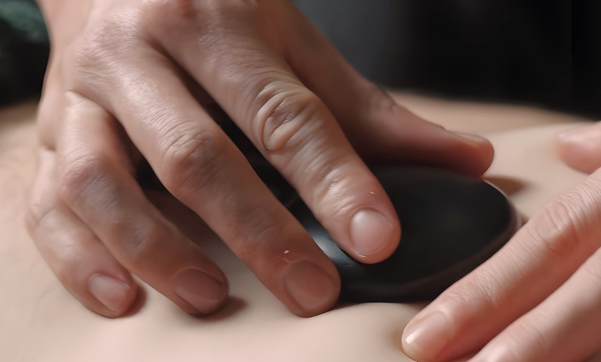 Image 6: ¡Momento relax! 1 o 2 sesiones de masaje a elegir de hasta 1 hora