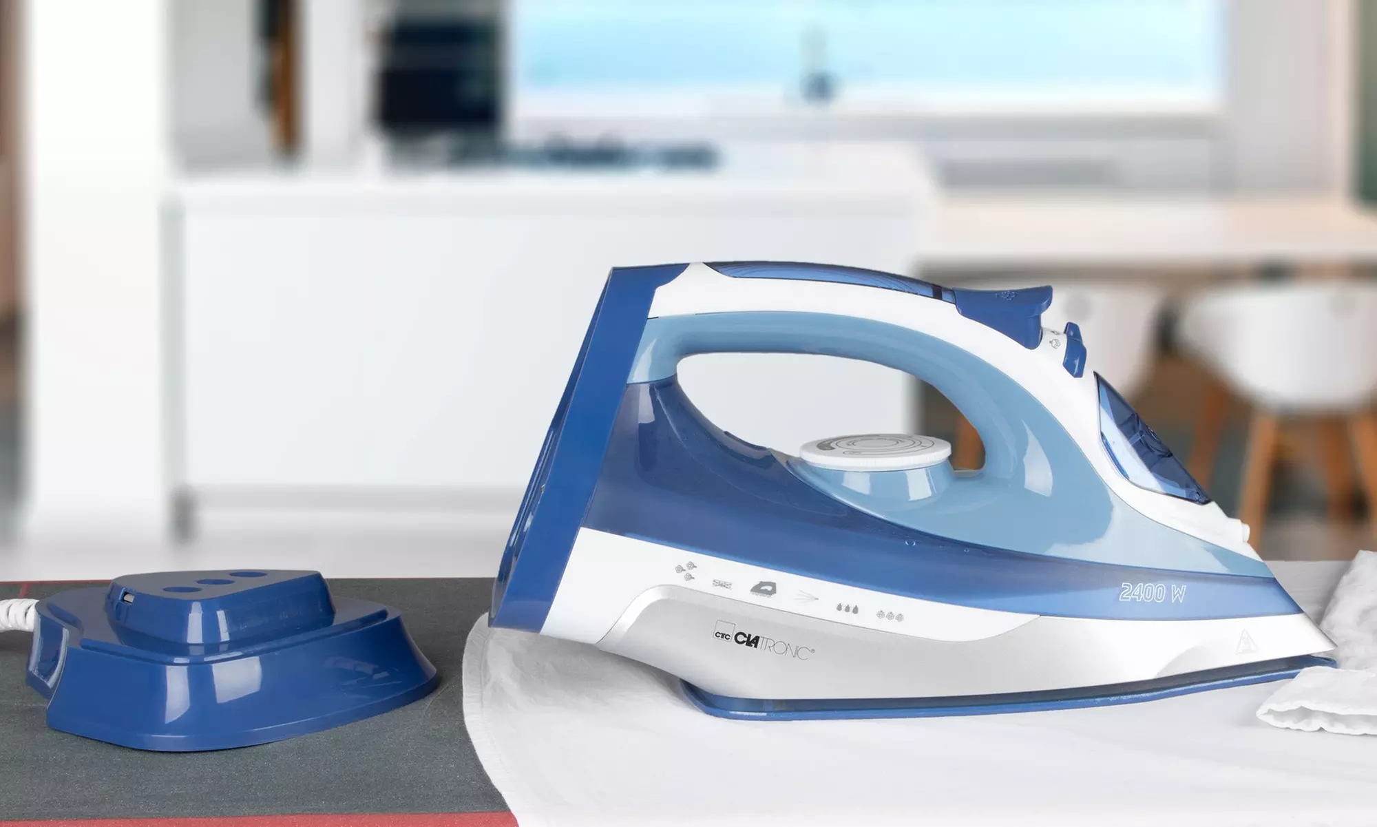 Fer à repasser avec semelle en céramique avec ou sans fil de la marque Clatronic, modèle DB 3706 - Primary Image