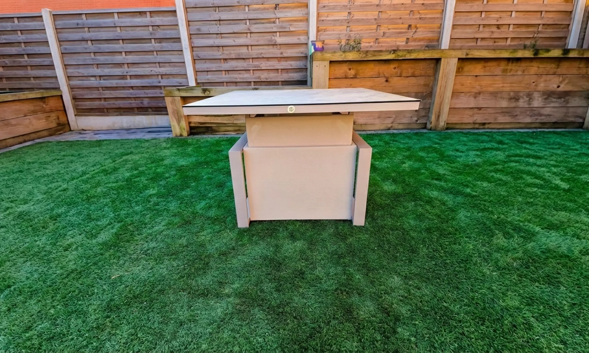 Madrid Rising Outdoor Table with Adjustable Height and 3D Glass Top