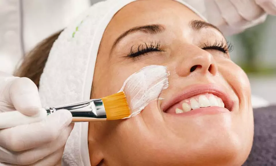 Gesichtsbehandlung mit Diamantabrasion, optional mit Spezialpeeling, für 1 Person (bis zu 25% sparen) - Primary Image