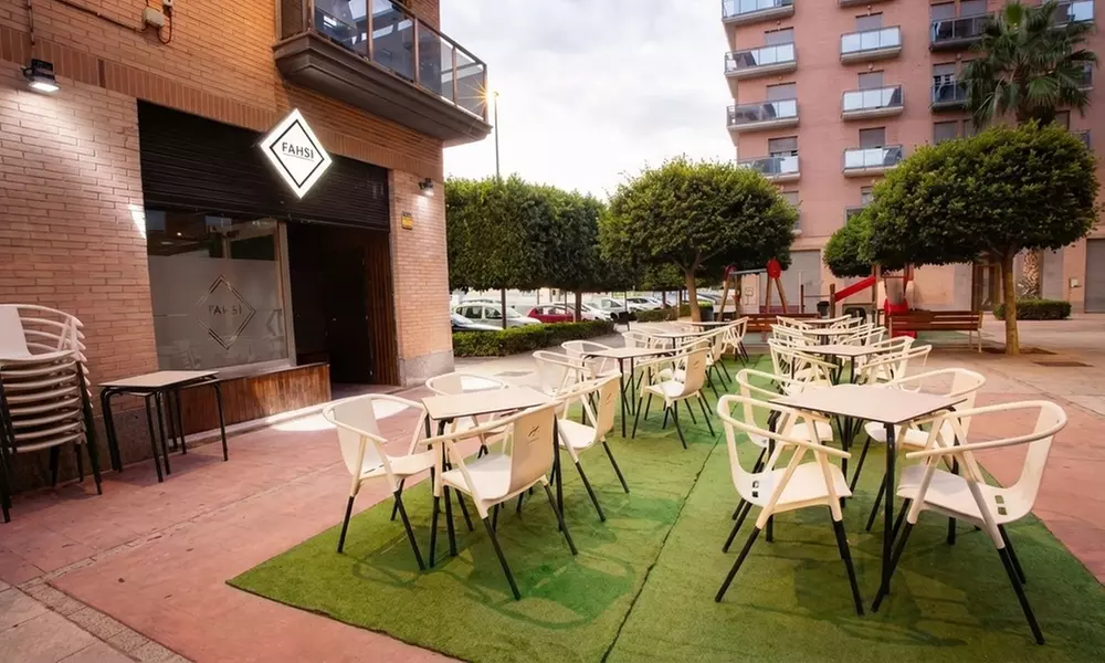 Menú de hamburguesa con patatas, postre y bebida para 2 o 4 personas