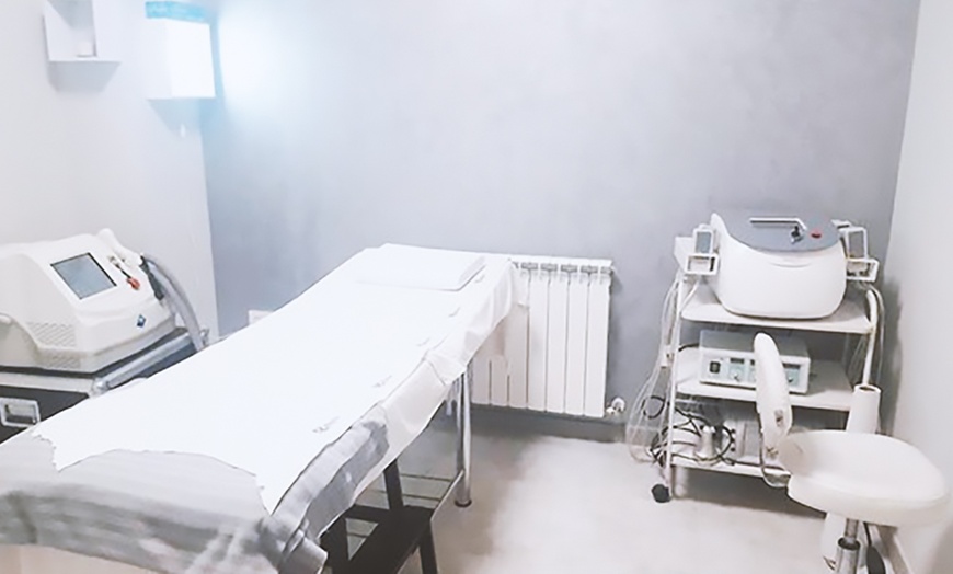 Image 2: Exosomas y mesoterapia virtual en zona facial con opción a otras zonas