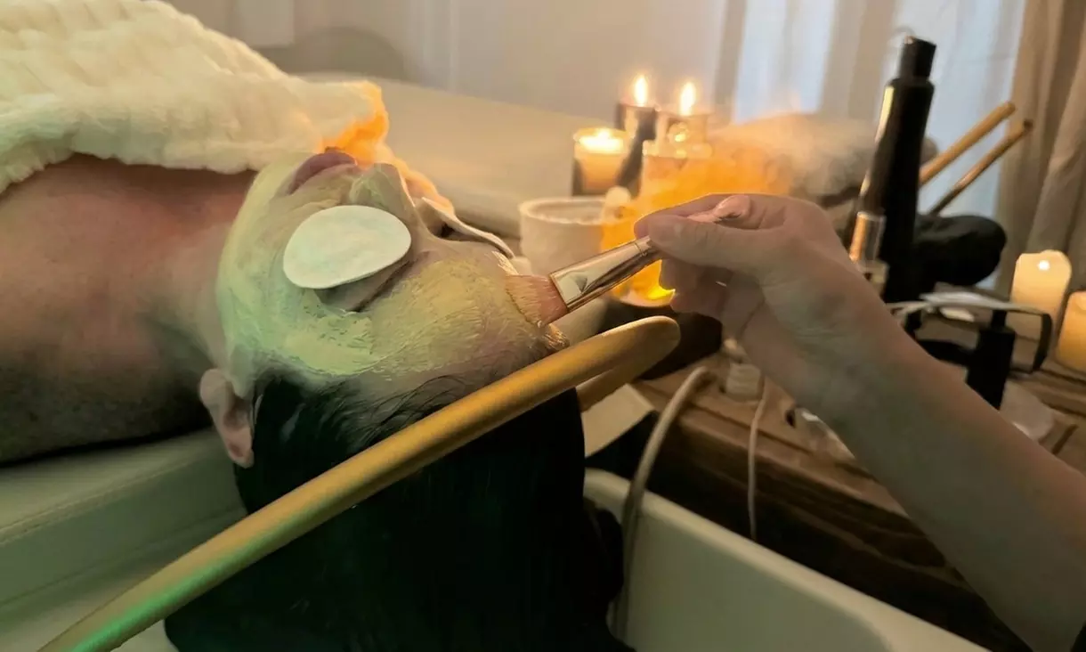 Éclat du teint : soin du visage ciblé de 55 à 60 min selon vos besoins (jusqu'à 43% de remise) - Second Medium