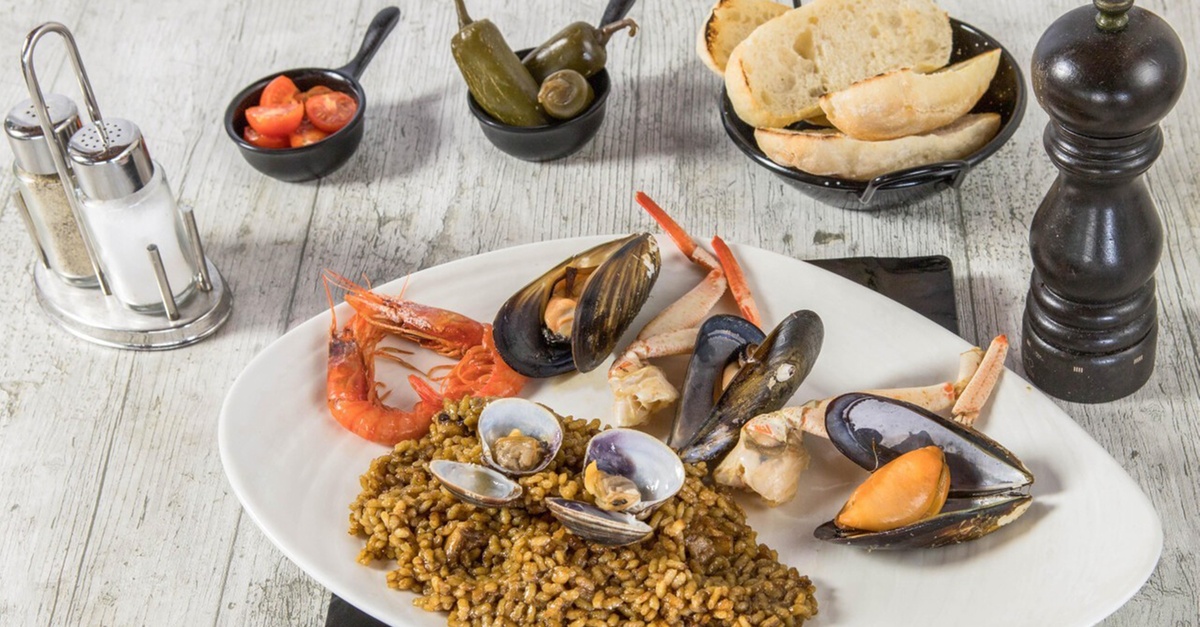 Menú mediterráneo con postres y vino en Palma de Mallorca