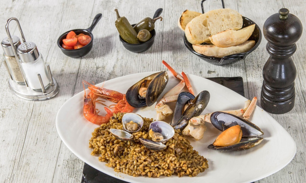 Menú mediterráneo para 2 o 4 con postres y vino con vistas al mar