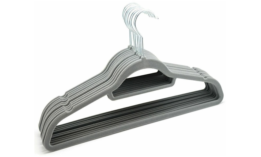 Image 4: 10 Velvet-Covered Coat Hangers