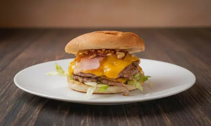 Combo de burgers con patatas y bebida take away para 2 o 4 personas