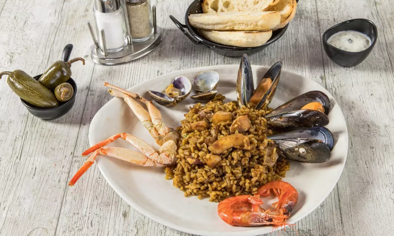 Menú mediterráneo para 2 o 4 con postres y vino con vistas al mar